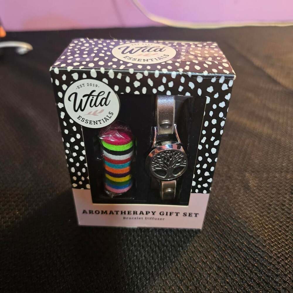 Wild Essentials Aromatherapy Gift Set Bracelet Diffuser